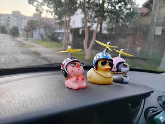 Pato Decorativo c/ Óculos e Corrente Amarelo (sem capacete)